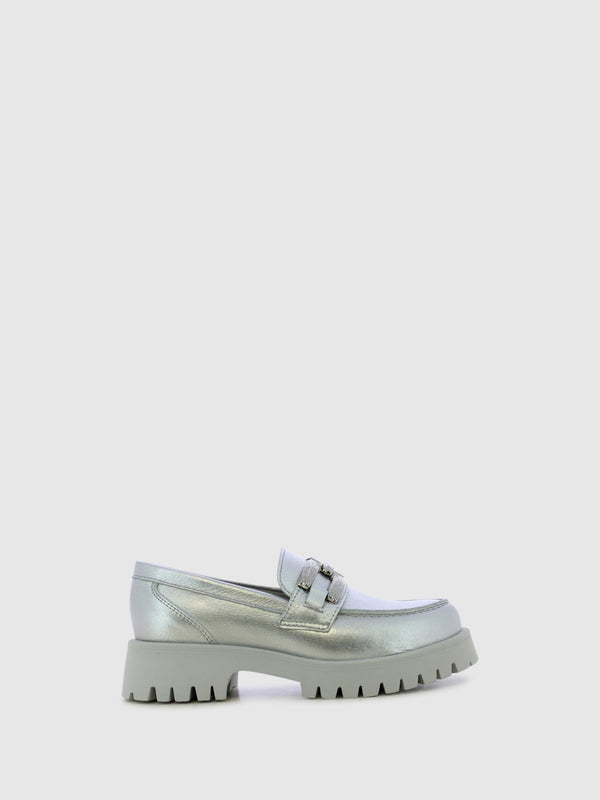 Loafers com Apliques Metálicos em Prateado